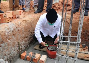 Gubernur Al Haris Meletakkan Batu Pertama Pembangunan Masjid Al Azhar