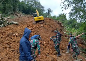Meski Diguyur Hujan, Satgas TMMD Kodim 0417/Kerinci Tetap Semangat Membuka Jalan