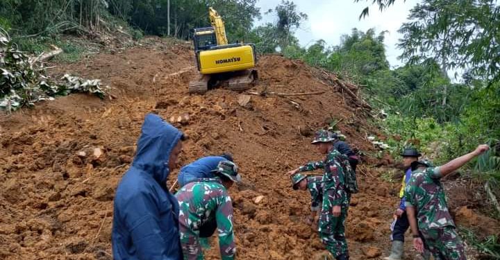 Meski Diguyur Hujan, Satgas TMMD Kodim 0417/Kerinci Tetap Semangat Membuka Jalan