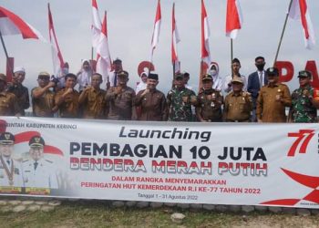 Bupati Adirozal Launching Program Pembagian 10 Juta Bendera Merah Putih