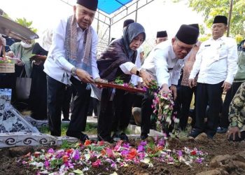 Bupati Kerinci Adirozal Hadiri Pemakaman Istri Mantan Bupati Kerinci Hj Djasri Murni Fauzi