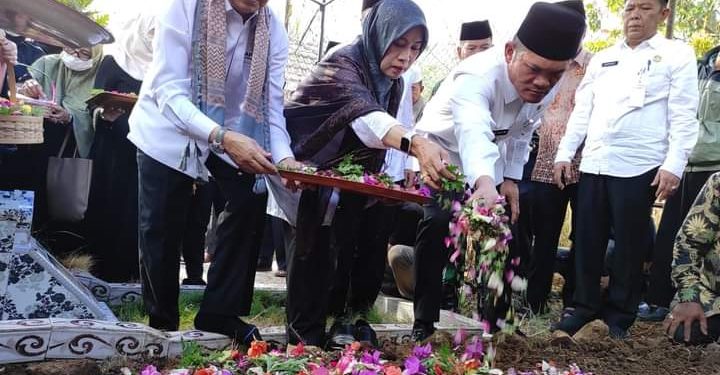 Bupati Kerinci Adirozal Hadiri Pemakaman Istri Mantan Bupati Kerinci Hj Djasri Murni Fauzi