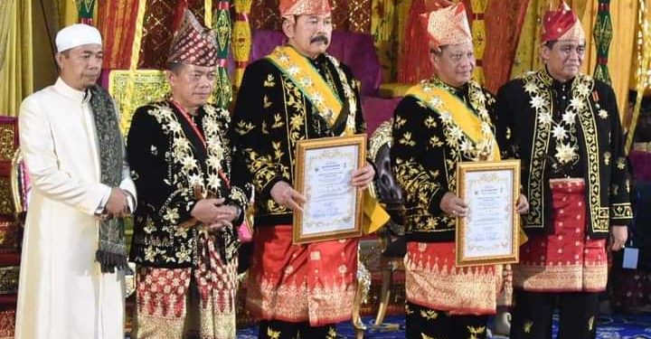 Mendagri Tito Karnavian dan Jaksa Agung ST Burhanuddin Terima Gelar Adat Melayu Jambi