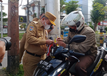 Gubernur Al Haris Turun Langsung di Gerakkan Pembagian 10 Juta Bendera Merah Putih