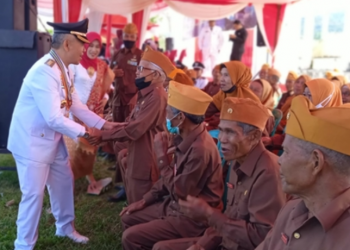 Bupati Adirozal Sapa Veteran Kerinci Usai Upacara Peringatan HUT Kemerdekaan RI ke-77
