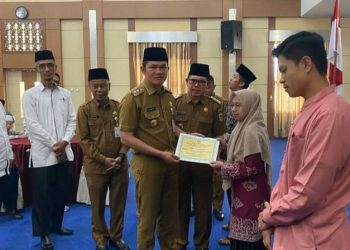 Wako Ahmadi – Wawako Antos Beri Apresiasi dan Serahkan Bonus Kafilah Berprestasi