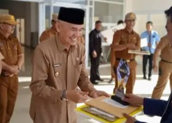 Bupati Adirozal Serahkan Hadiah Pemenang Lomba Peringatan HUT RI Ke-77