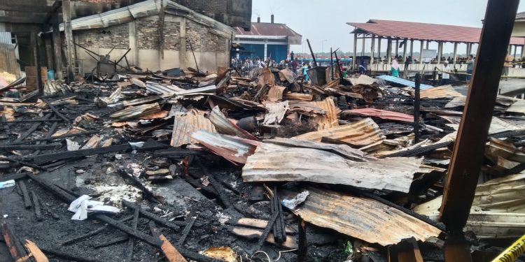 Kebakaran Di Pelabuhan Ampera, Puluhan Ruko Dan Kios Ludes