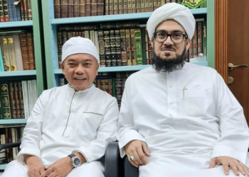 Gubernur Al Haris Diberi Kopiah oleh Ulama Besar Arab Saudi saat Umrah
