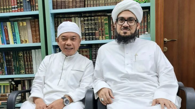 Gubernur Al Haris Diberi Kopiah oleh Ulama Besar Arab Saudi saat Umrah