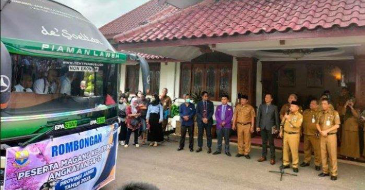 Gubernur Al Haris Lepas 61 Orang Peserta Magang ke Jepang