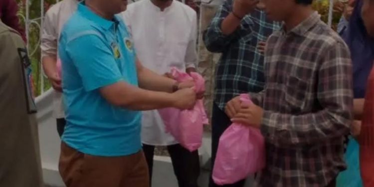 Bupati Tanjabbar H.Anwar Bagikan 1000 Paket Sembako Gratis Kepada Warga