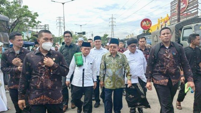 Gubernur Al Haris dan Jusuf Kalla Jalan Kaki Hadiri Resepsi Puncak Satu Abad NU di Sidoarjo