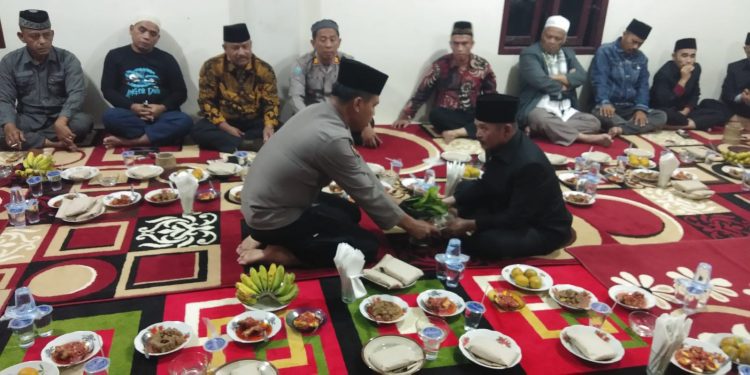 Pasca Kapolda Berhasil Dievakuasi, Polsek Batang Merangin Serahkan Seekor Kambing ke Warga