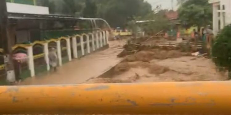 Banjir Bandang di Kumun, Ratusan Rumah, Masjid dan Sekolah Terendam