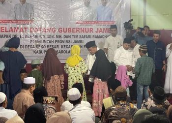 Safari Ramadhan di Sarolangun, Gubernur Al Haris Berikan Santunan untuk Anak Yatim