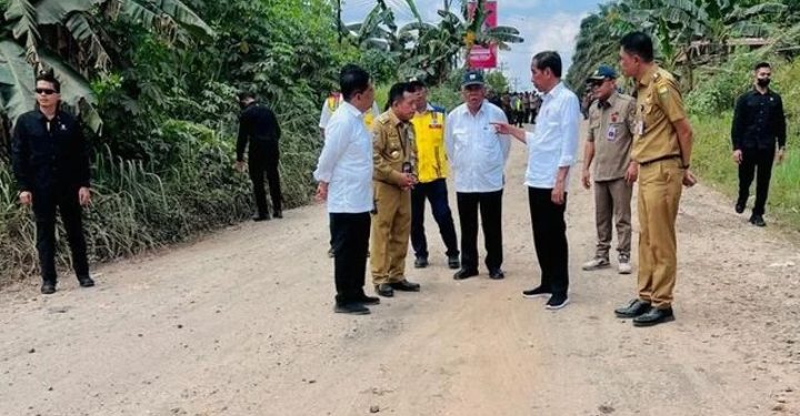 Tinjau Jalan Rusak di Jambi, Jokowi: Perbaikan Diambil Alih Pemerintah Pusat