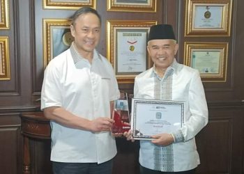 Bupati Adirozal Terima Penghargaan Ber-AKHLAK Tahun 2022 dari KemenPAN RB