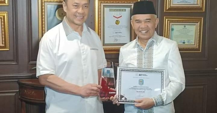 Bupati Adirozal Terima Penghargaan Ber-AKHLAK Tahun 2022 dari KemenPAN RB