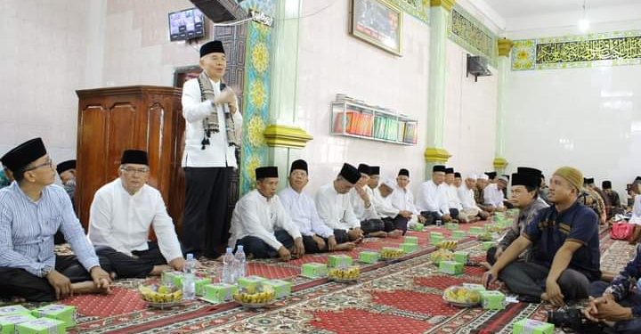 Bupati Adirozal Hadiri Pengajian Rutin BKMT dan Pelepasan Calon Jamaah Haji Air Hangat Timur