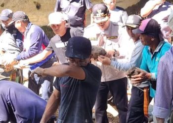 Wako Ahmadi Ikut Kerja Bakti Bangun Tanggul Irigasi Bersama Masyarakat Kumun Debai