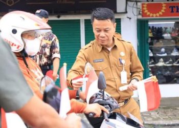 Sekda Alpian Launching Gerakan Pembagian Bendera Merah Putih di Kota Sungai Penuh
