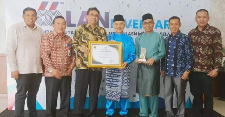 Bangun Kerinci Dengan Inovasi, Bupati Adirozal Raih Penghargaan INAGARA Awards 2023 dari LAN RI