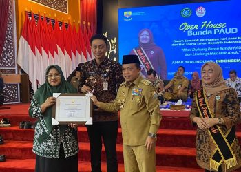 Gubernur Al Haris Serahkan 9 Piagam Penghargaan Kota Layak Anak Se-provinsi Jambi