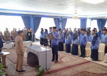 Bupati Adirozal Lantik dan Ambil Sumpah 131 Guru Fungsional di Kerinci