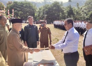 Bupati Kerinci Adirozal Serahkan 504 SK PPPK Guru Hasil Seleksi 2022