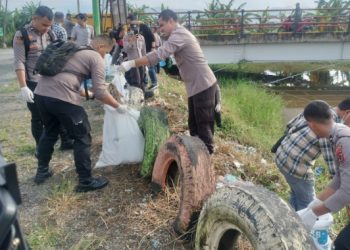 Peduli Lingkungan, Polres Kerinci Bersihkan Bantaran Sungai Batang Merao