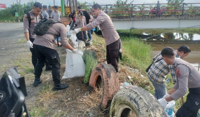 Peduli Lingkungan, Polres Kerinci Bersihkan Bantaran Sungai Batang Merao