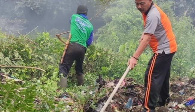 Polsek Gunung Raya Bersihkan Bantaran di Sungai Lempur