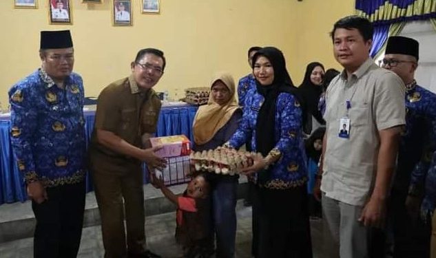 Upaya Pencegahan Stunting, Wako Ahmadi Serahkan Bantuan Makanan Tambahan