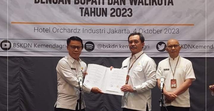 Sekda Alpian Tandatangani Komitmen Daerah Penerapan Aplikasi Puja Indah