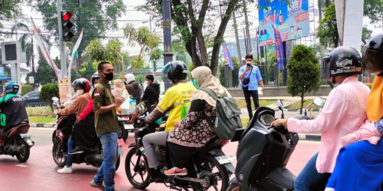 Kualitas Udara Memburuk, PW IWO Jambi Bagi 2 Ribu Masker