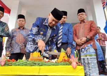 Pimpin Upacara HUT Ke-33, Bupati Adirozal Apresiasi Kinerja Perumda Tirta Sakti
