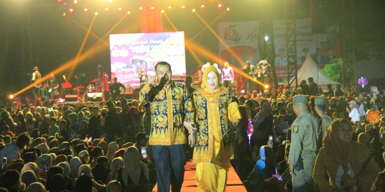 Ketua DPRD Lendra Wijaya Beserta Isteri Tampil Memukau di Acara Sungai Penuh Berbatik