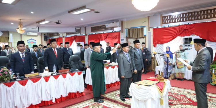 Kannedi dan H. Asri Resmi Dilantik Sebagai PAW Anggota DPRD Kota Sungai Penuh