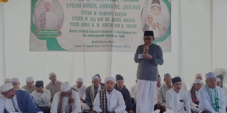 Mewakili Bupati Tanjabbar, Staf Ahli Hukum Hadiri Haul Syekh Abdul Qadir Al-Jailani di Desa Kempas Jaya