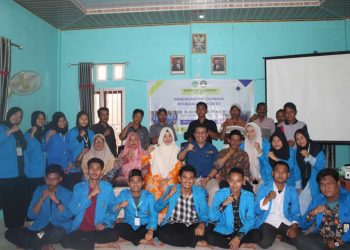 Kepala BAPPEDA kabupaten Tanjabbar : Dr.H. Katamso,SA,SE,ME bersama mahasiswa Kukerta posko 11 desa sungai baung