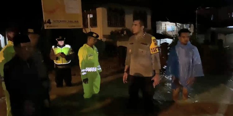Peduli Banjir di Kerinci dan Sungai Penuh, Kapolres Kerinci Turun ke Lokasi dan Salurkan Bantuan
