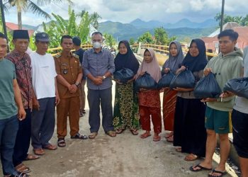 Hari Pertama Masuk Kantor, Jon Afrizal Kades Koto Baru Tanah Kampung Salurkan Bantuan