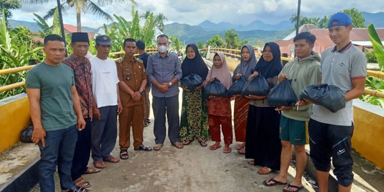 Hari Pertama Masuk Kantor, Jon Afrizal Kades Koto Baru Tanah Kampung Salurkan Bantuan