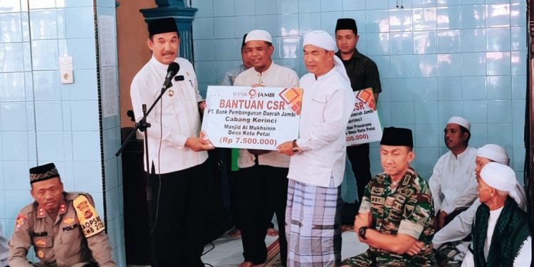 Safari Jumat di Desa Koto Petai, Pj. Bupati Asraf Serahkan Bantuan CSR