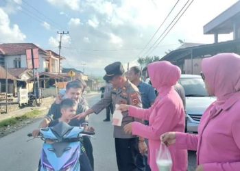 Indahnya Berbagi, Polsek Batang Merangin Bersama Bhayangkari Bagikan Takjil