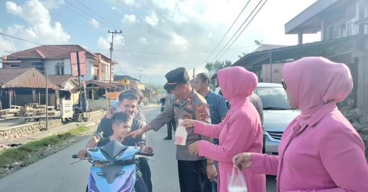 Indahnya Berbagi, Polsek Batang Merangin Bersama Bhayangkari Bagikan Takjil