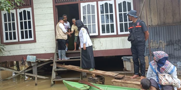 Tinjau Banjir di Sijenjang dan Seberang Kota Jambi, Gunakan Perahu Gubernur Al Haris Antar Bantuan ke Rumah Warga