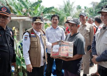 Serahkan Bantuan Korban Banjir Mandiangin, Gubernur Al Haris Ingatkan Warga Tetap Waspada