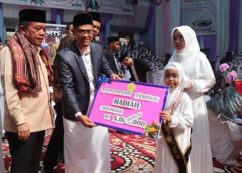 Gubernur Al Haris Hadiahkan 5 Umroh Gratis Untuk Guru dan Siswa Sekolah Islam Terpadu Nurul ‘Ilmi